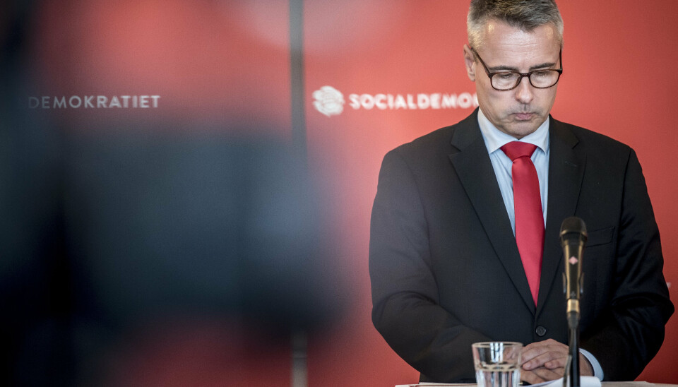 Folketinget burde lave loven om, hvis man ikke vil acceptere Mike Fonsecas forhold til en 15-årig, siger Henrik Sass Larsen.