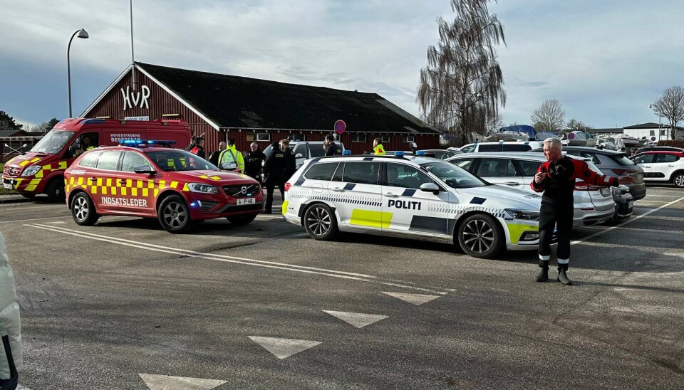 Københavns politi har søndag en helikopter i luften og dykkere i vandet ved Kalveboderne ud for Valbyparken mellem Amager i København og Hvidovre.