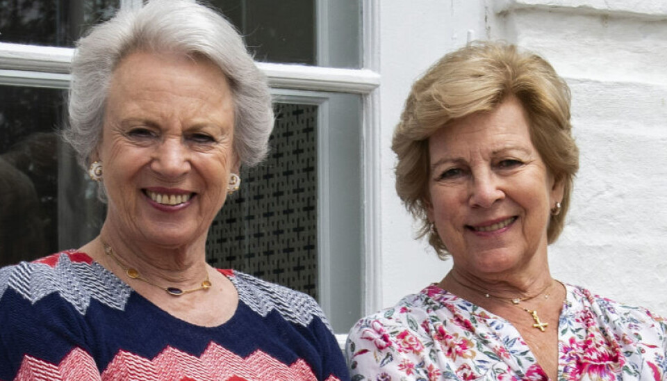 Prinsesse Benedikte (tv) og dronning Anne-Marie ses her sammen under et sommerophold på Gråtsten Slot i 2021.