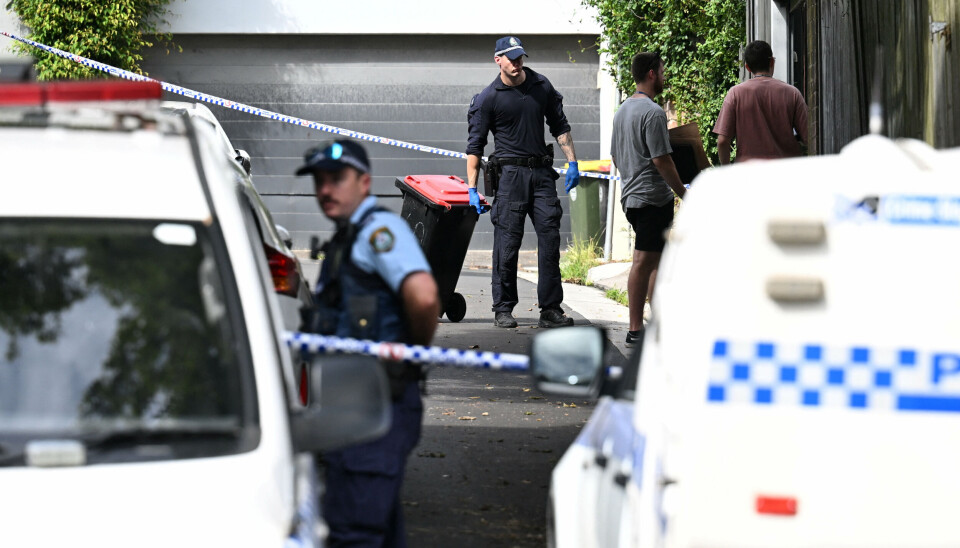 Politifolk arbejdede fredag ved Jesse Bairds hjem i en bydel i det centrale Sydney. Mandag er han fundet død sammen med sin kæreste.