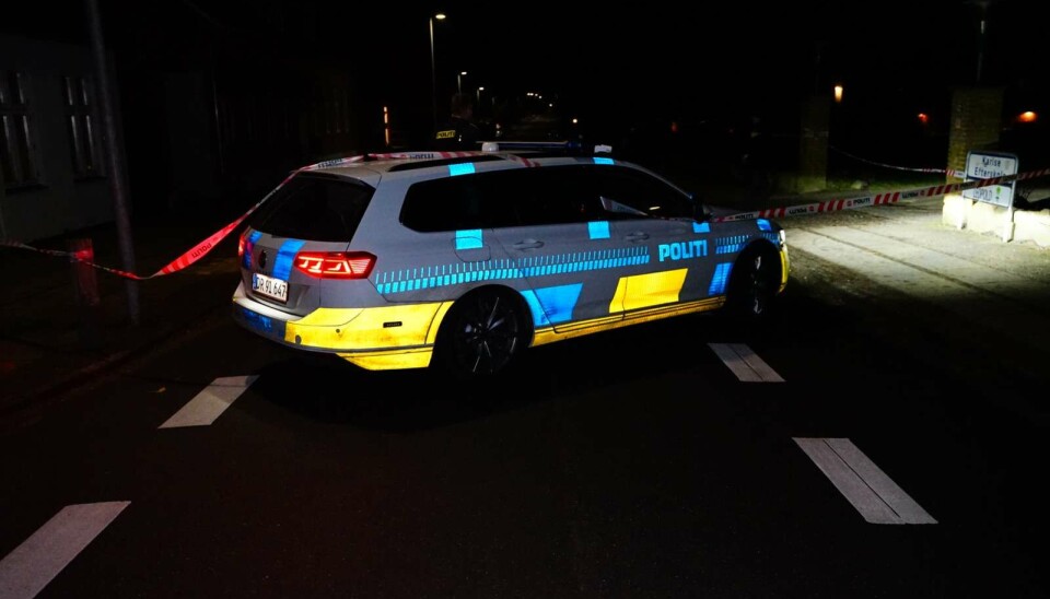 Betjente og teknikere fra Sydsjællands og Lolland.-Falsters Politi har siden onsdag aften været til stede på Bredgade i Karise, hvor et mistænkeligt dødsfald efterforskes.