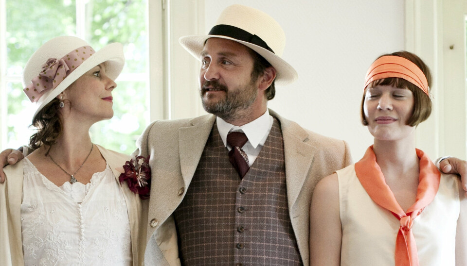 Lars Ranthe i rollen som grosserer Madsen med sin kone Therese og datteren Amanda spillet af Anne Louise Hassing og Amalie Dollerup (Arkivfoto)