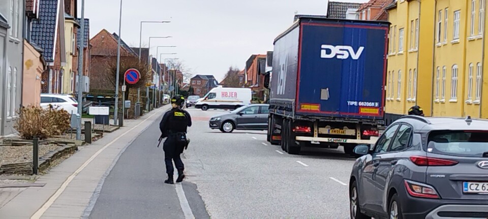 Politiet er massivt til stede i området.