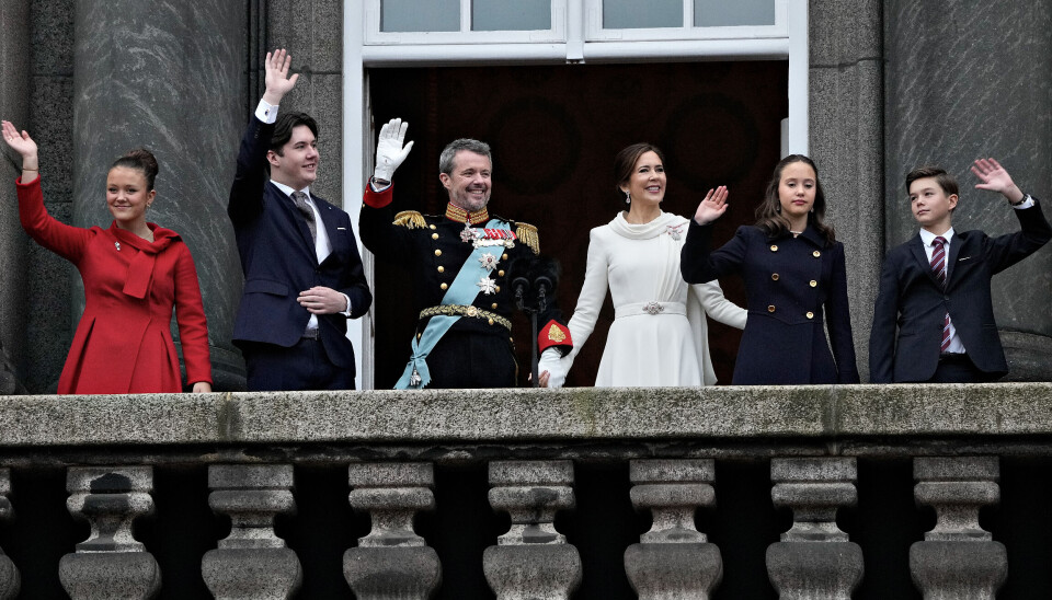 Kong Frederik og dronning Mary ses her sammen med deres fire børn på balkonen på Christiansborg Slot på tronskiftedagen den 14. januar.