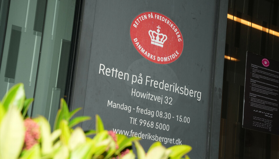 En ung mand på 18 år blev torsdag fremstillet ved Retten på Frederiksberg og sigtet for blandt andet grov vold og trusler mod sin kæreste. Han blev varetægtsfængslet i 13 dage. (Arkivfoto).