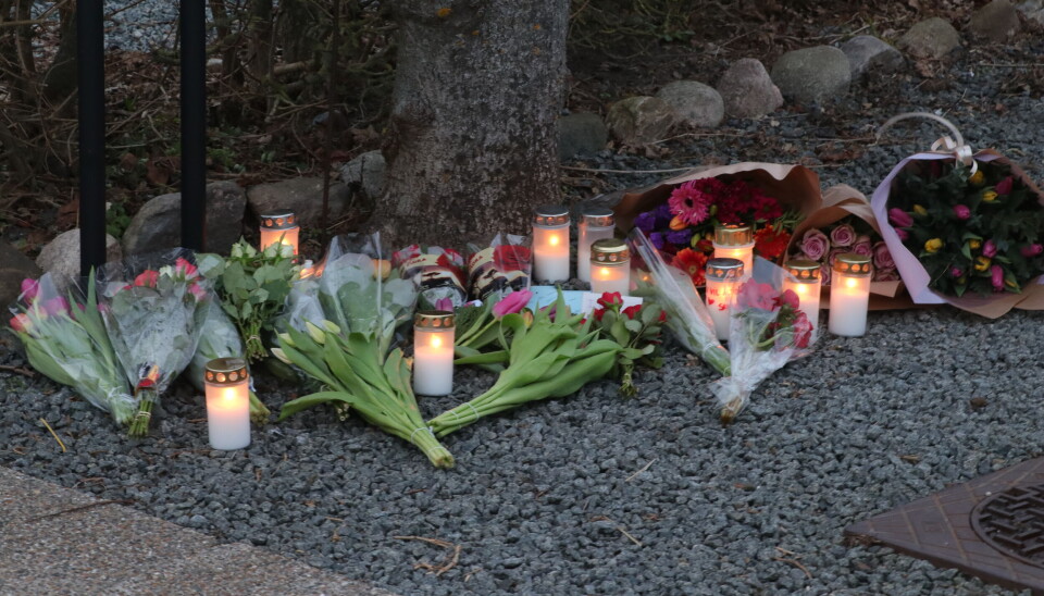 Der voksede hurtigt et hav af lys og blomster frem foran den adresse, hvor den 30-årige familiefar blev stukket ihjel den 7. marts.