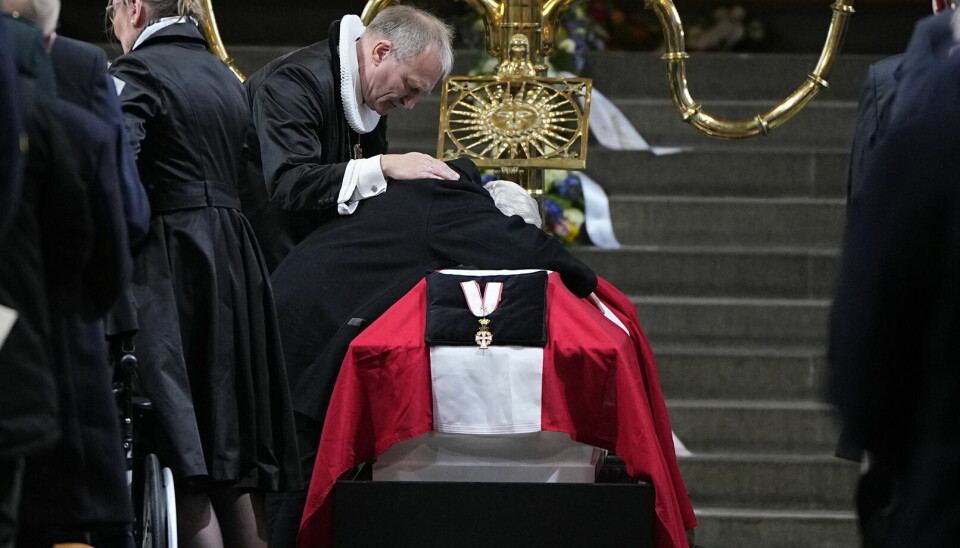 Søren Papes mor, Ruth, lægger sig hen over kisten og krammer den i et sidste farvel til sin elskede søn. Et af mange utroligt rørende øjeblikke under bisættelsen i Viborg Domkirke.