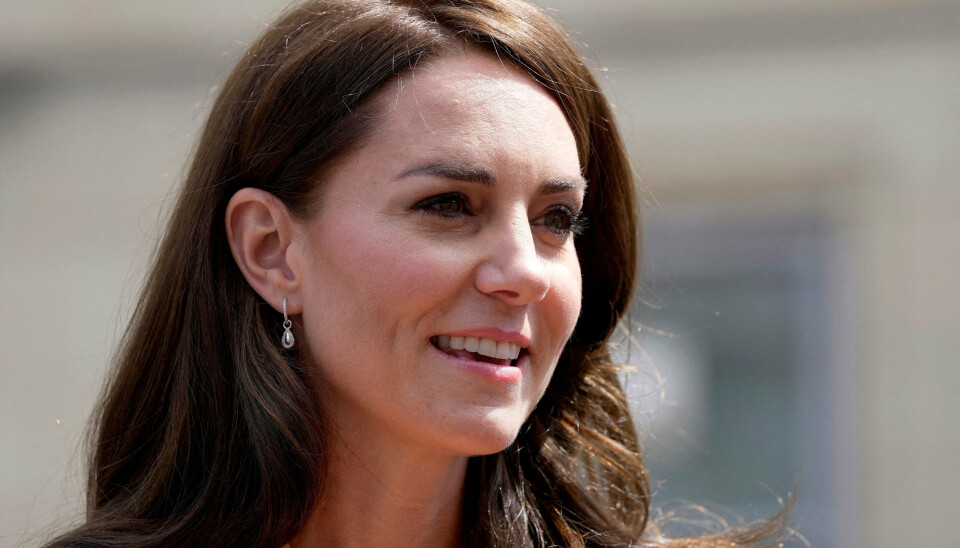 - Tak for alle gode ønsker og jeres støtte i de seneste to måneder, skriver prinsesse Kate på det sociale medie X søndag i sin første offentlige udmelding, efter at hun i januar gennemgik en maveoperation.