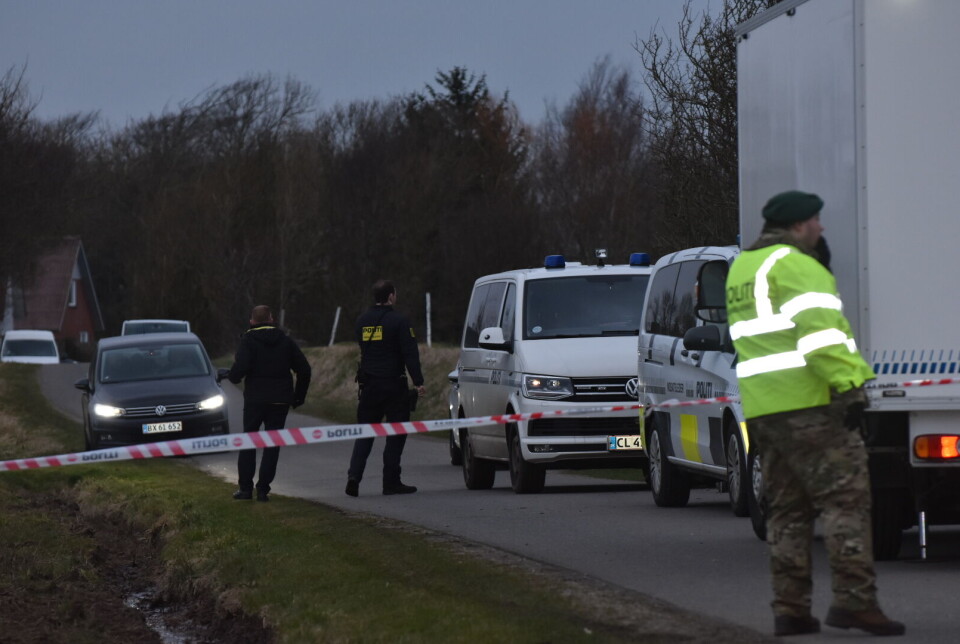 Siden søndag formiddag har politiet efterforsket de mistænkelige dødsfald.