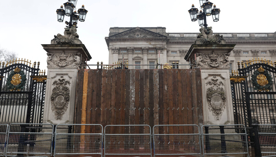 En af portene til Buckingham Palace er blevet spærret af med træplader eter enn mand i bil kørte ind i portene.