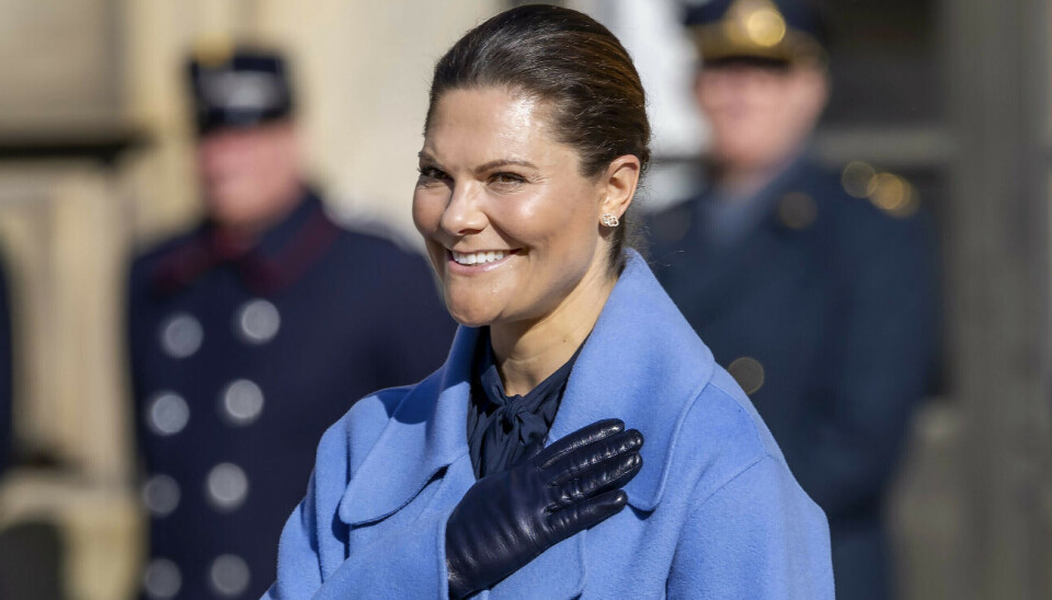En smilende kronprinsesse Victoria ses her på slotspladsen på sin navnedag.