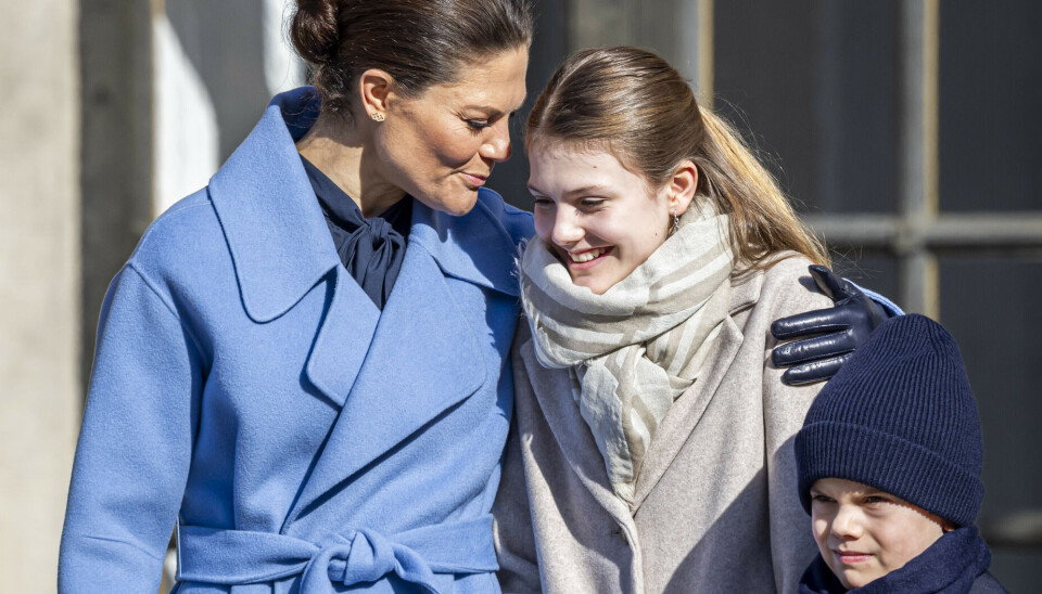 Kronprinsessen ses her med en storsmilende prinsesse Estelle og en lidt mere 'mut' prins Oscar.