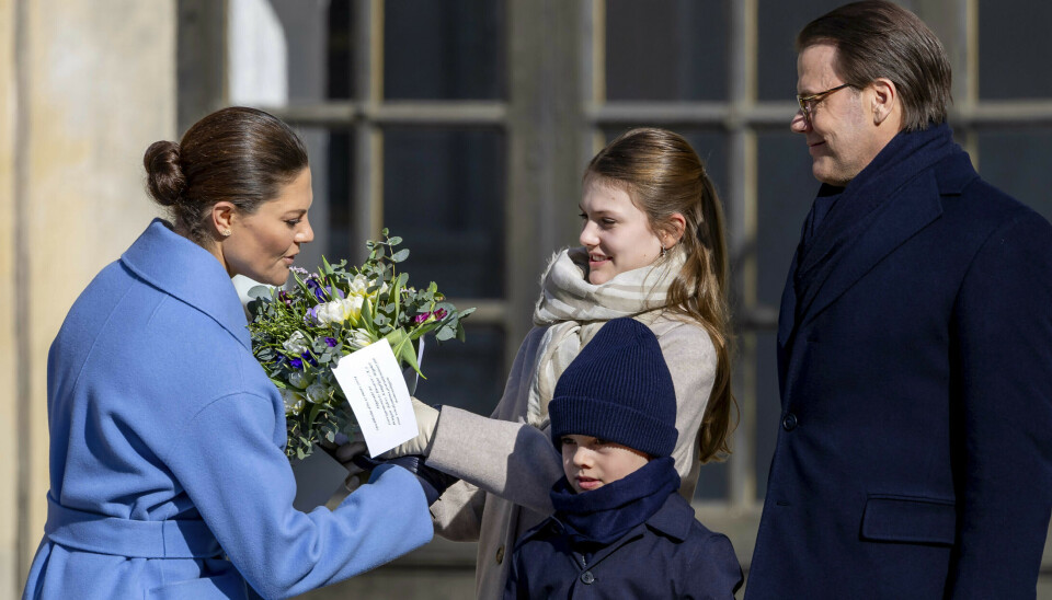 Prinsesse Estelle hjælper mor med blomsterne