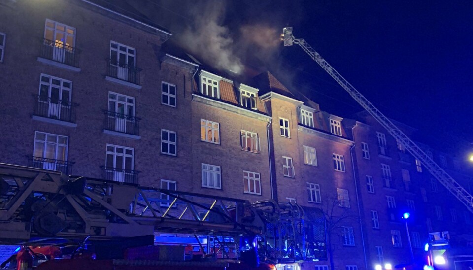 En person er omkommet i branden i ejendommen Jagtvej 82.