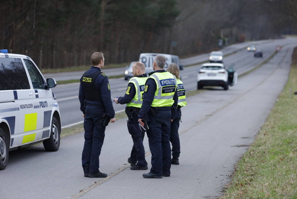 En patruljevogn og en personbil er kørt sammen, mens politiet kørte udrykningskørsel.