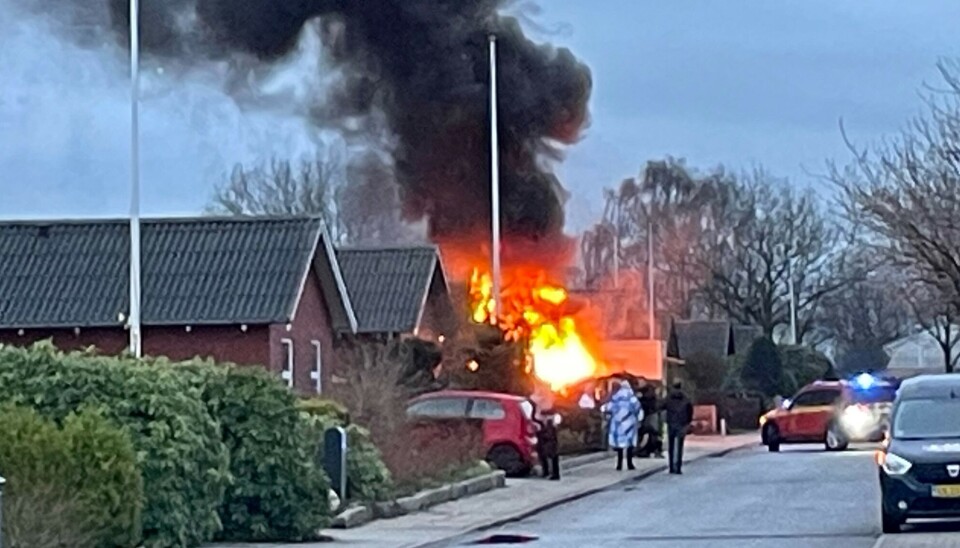 Branden opstod tidligt lørdag morgen på Tjørnevej i Grindsted. Da brandfolkene ankom stod flammerne meterhøje og en tyk, sort røg væltede op.