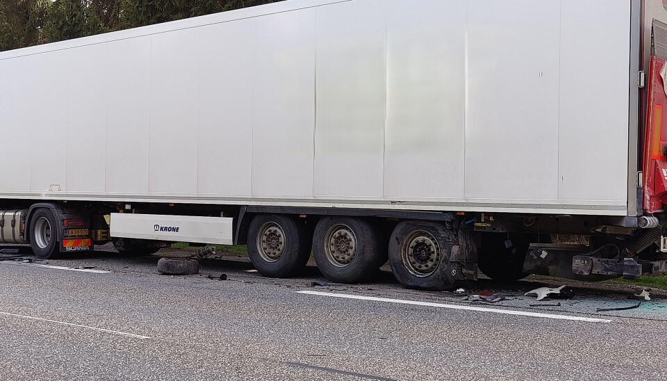 Der ligger vragdele under og langs lastbilen.