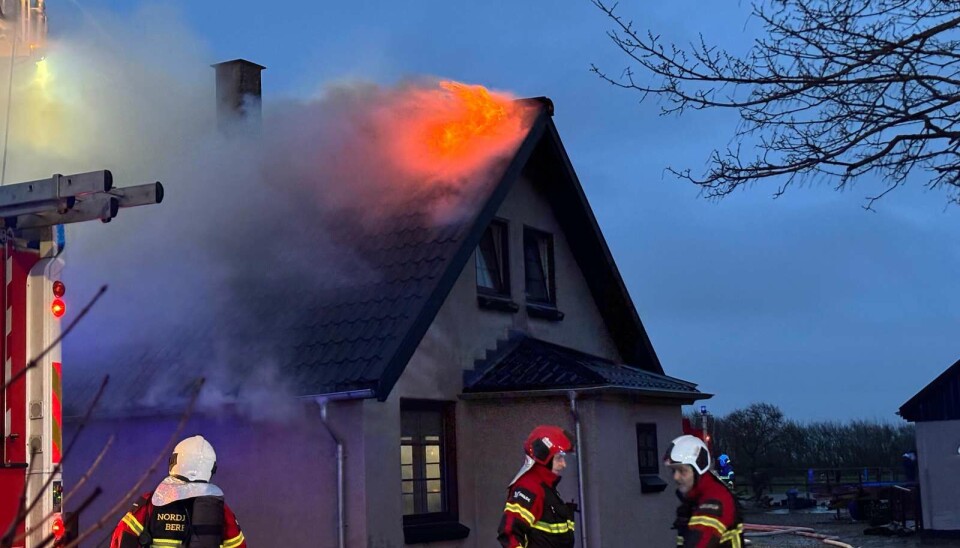 Det er i denne bolig, der er bygget sammen med en hestestald, der er opstået brand.