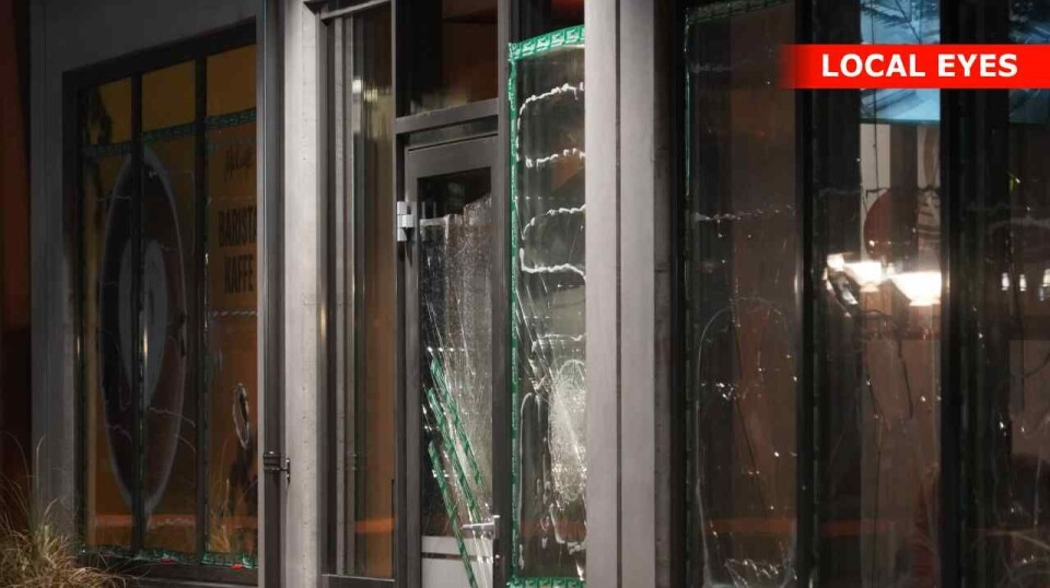 Flere ruder er blevet smadret i restauranten.