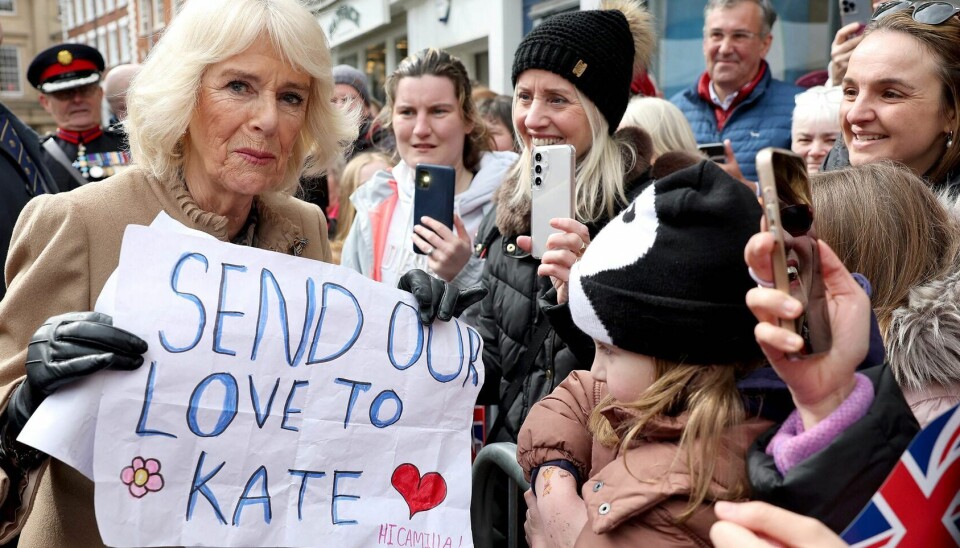 Britain's Queen Camilla holds a well-wishers' banner reading "Send pur love to Kate" during her visit to the Farmers' Market on March 27, 2024 in Shrewsbury, England. (Photo by Chris Jackson / POOL / AFP)