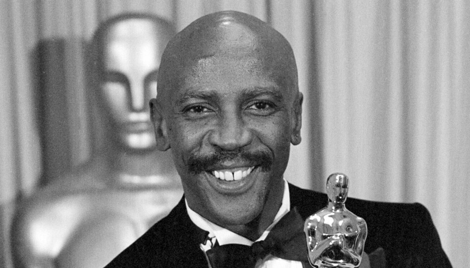 Louis Gossett Jr. med Oscar-statutten for rollen som sergent Foley i 'Officer and Gentleman'.