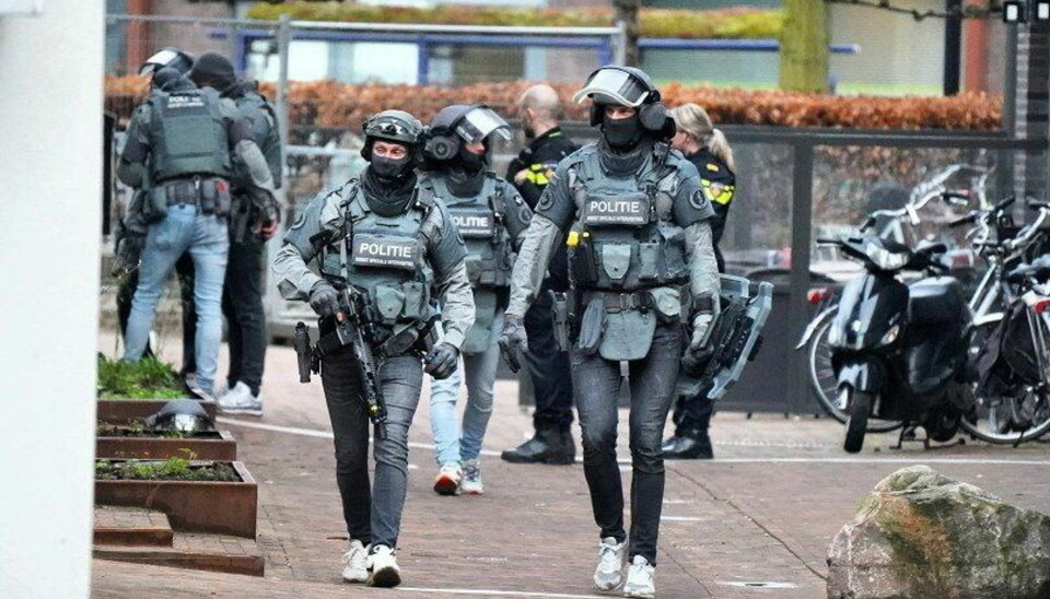 Kampklædt hollandsk politi er tilkaldt til caféen i Ede, der er en by med 120.000 indbyggere.