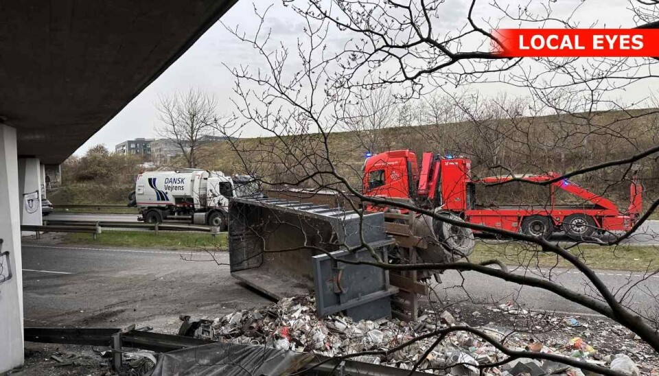 Vejen er spærret efter lastbilen har påkørt broen.