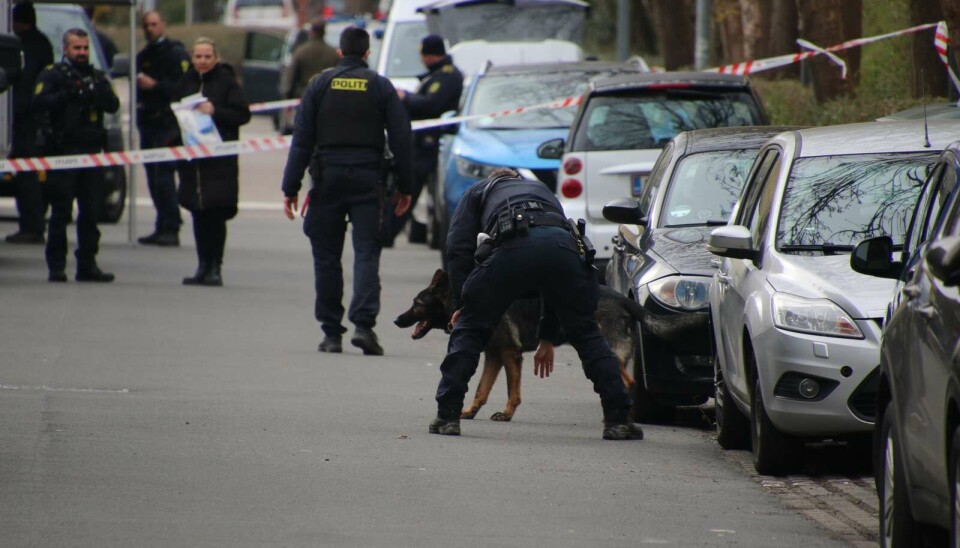 Københavns Politi søger vidner, efter at en 25-årig mand søndag er fundet dræbt af skud på Frederiksberg.