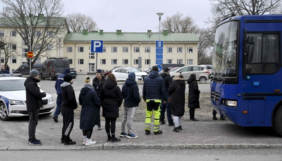 Tre børn på en grundskole i den finske by Vantaa er blevet såret af skud mandag morgen - et mistænkt barn er blevet anholdt.