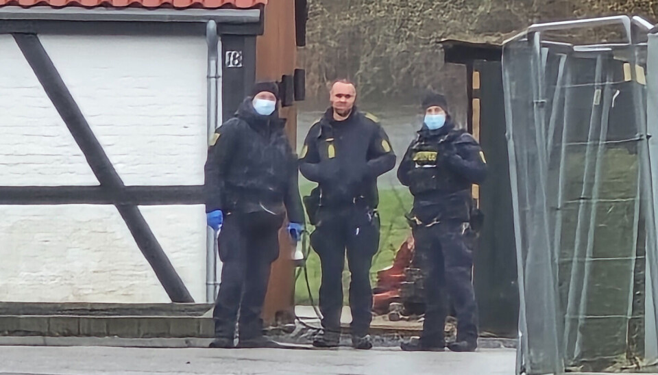 Betjente holder vagt på stedet.