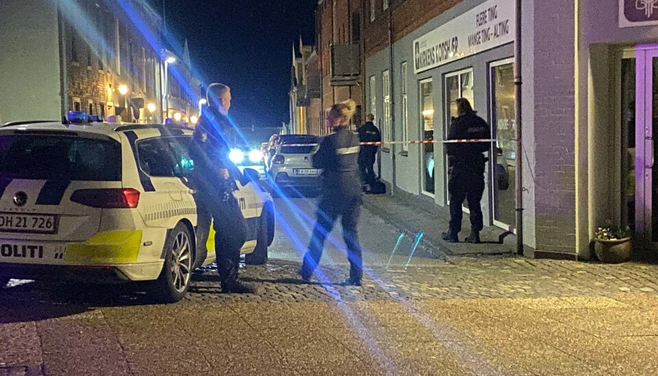 En 35-årig mand blev søndag aften stukket i halsen med en kniv i Hobro. Manden er uden for livsfare.