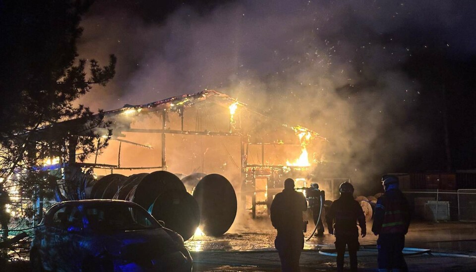 Den voldsomme brand blev anmeldt klokken 03.39 natten til mandag.