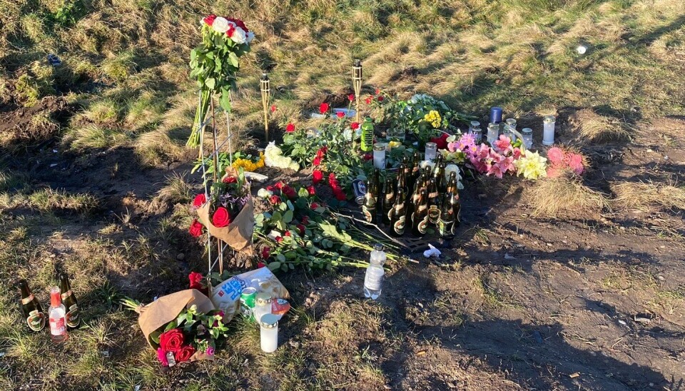 Blomster og lys ved motortrafikvejen mellem Vejle og Billund markerer det sted, hvor den 20-årige blev dødeligt kvæstet lørdag.