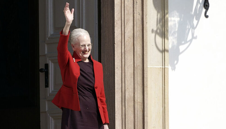 Dronning Margrethe ses her vinke fra slotstrappen på Fredensborg Slot i forbindelse med sin 81-års fødseelsdag i 2021.