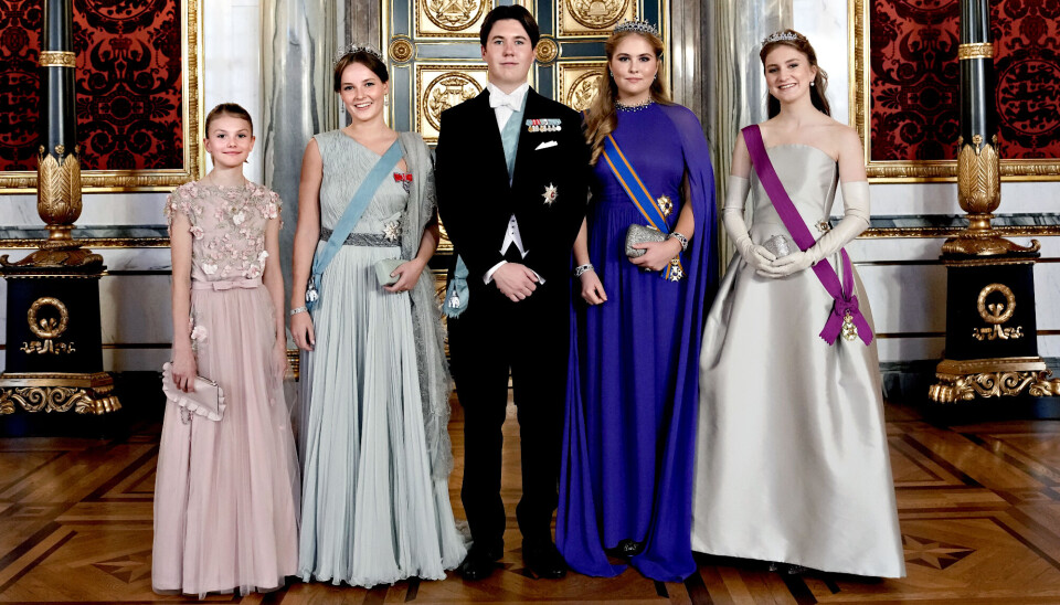 Fem fremtidige, europæiske monarker. Fra venstre 12-årige svenske prinsesse Estelle, 20-årige norske prinsesse Ingrid Alexandra, 18-årige kronprins Frederik, 20-årige hollandske prinsesse Catharina- Amalia og 22-årige belgiske prinsesse Elisabeth.