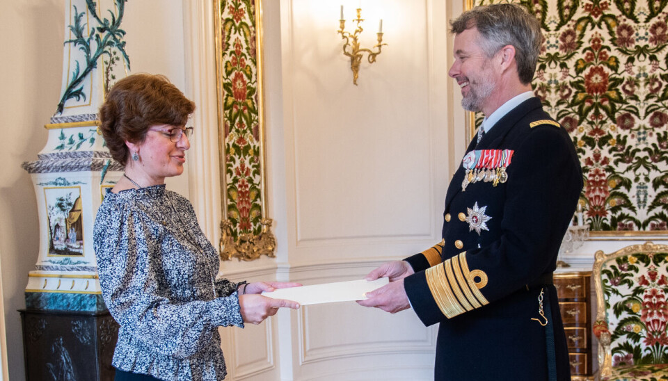 Her er det den nye ambassadør fra Armenien, H.E. Anna Aghadjanian, der overleverer sin fuldmagt fra den armenske regering til kong Frederik.