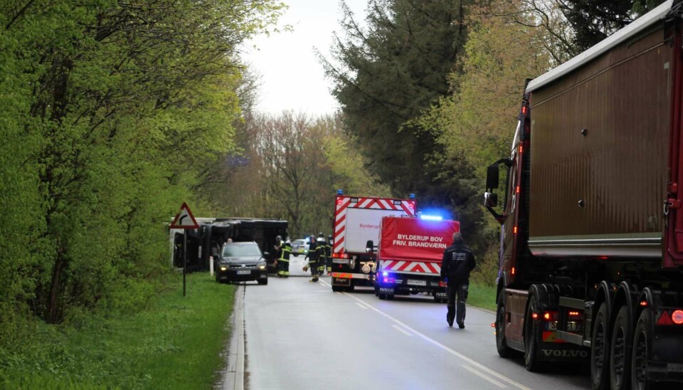 Vejen er totalt spærret efter lastbilen er væltet tirsdag morgen.