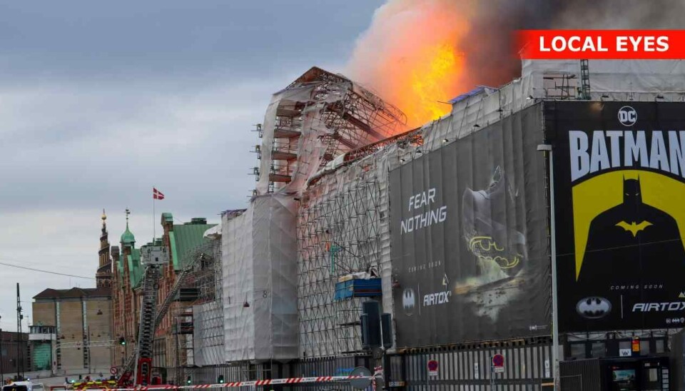 Brandmænd kæmper mod flammerne på alle etager af den gamle Børsbygning.