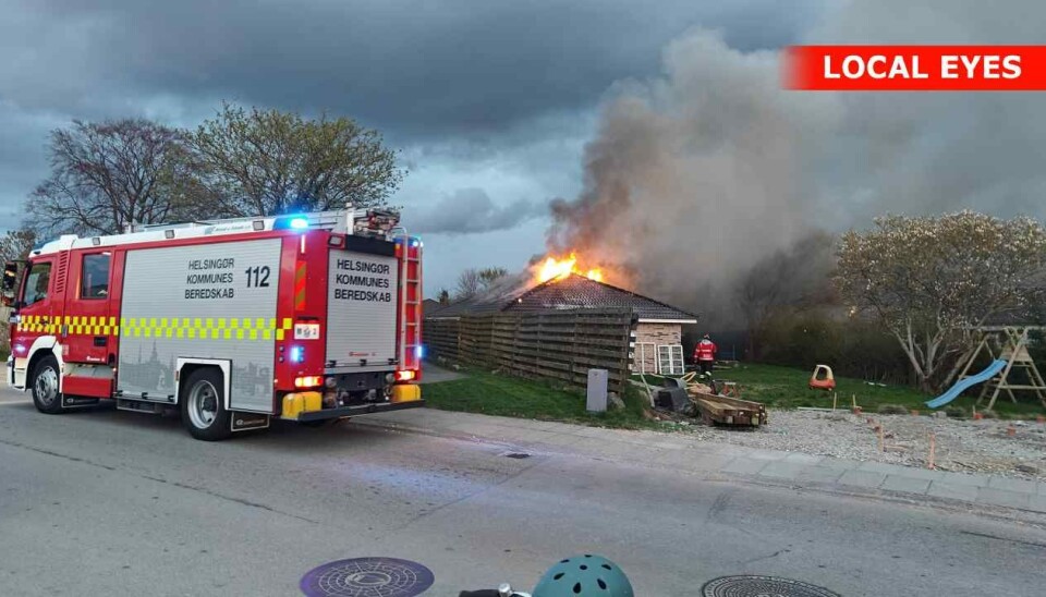 Flammerne er brudt gennem taget.