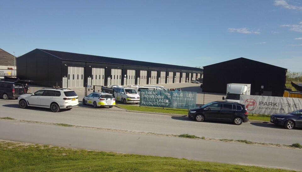 Østjyllands Politi arbejdede onsdag eftermiddag og aften i industrikvarteret på Lægårdsvej i Lystrup efter fundet af en død 53-årig mand.