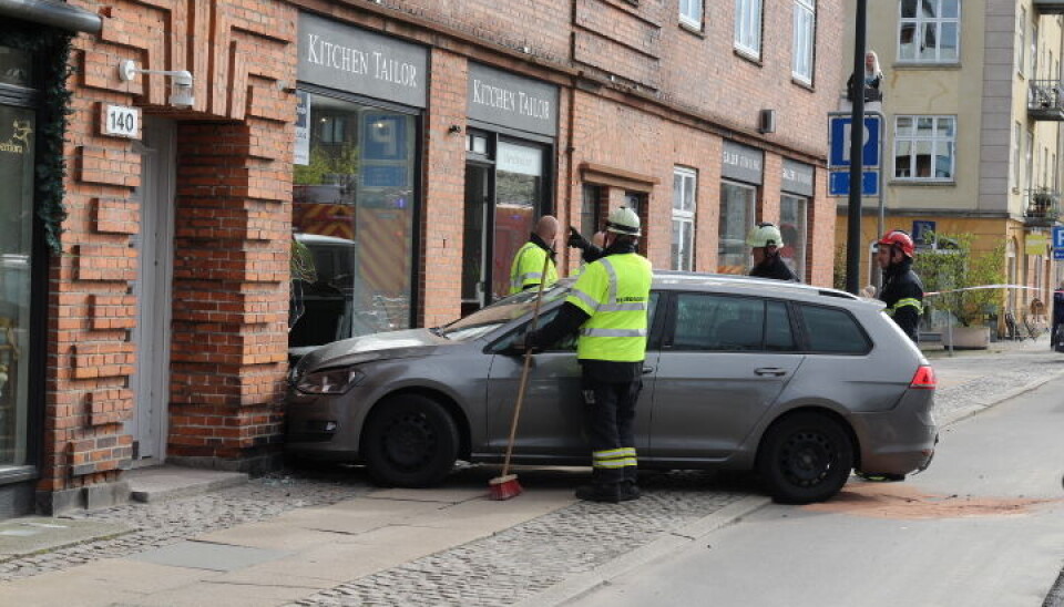 Den sagesløse bil smadrede ruden ind til køkkenforretningen.
