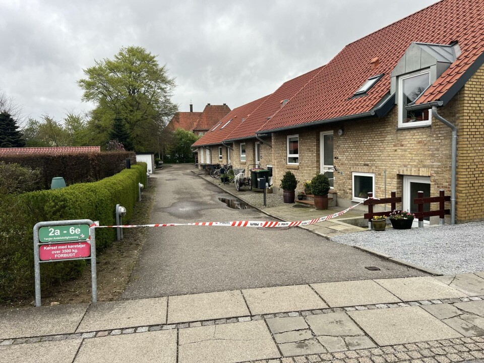 Der er spærret på stedet. En beboer er endda blevet nægtet adgang til sin bolig på i området.