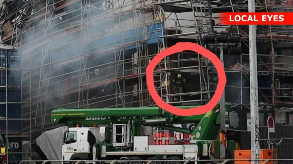 Her ses brandmanden, som befinder sig på stilladset netop som det hele styrter sammen.