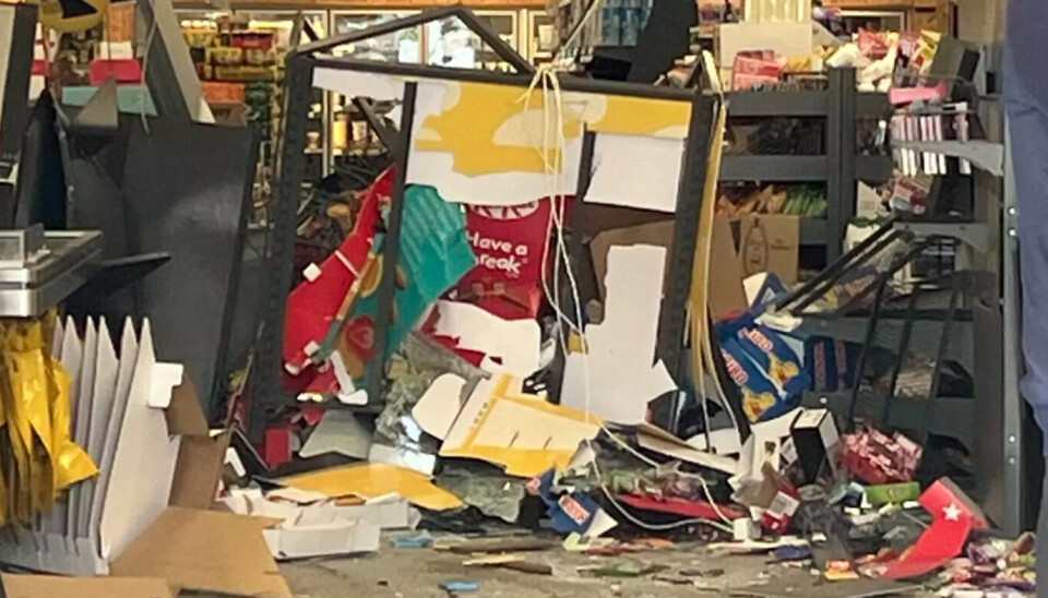 Bilen blev først stoppet, da den nåede hen til kassen.