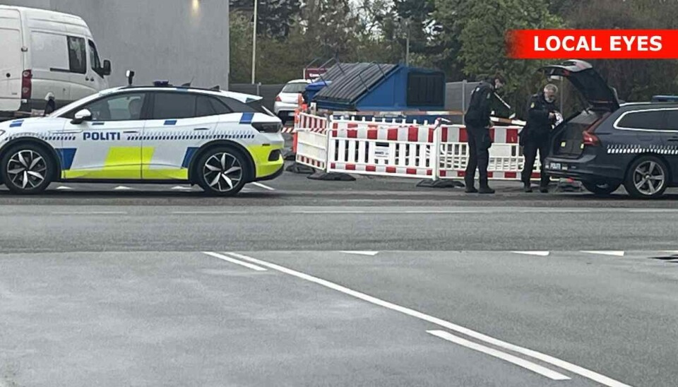 Betjente kom talstærkt til stedet.