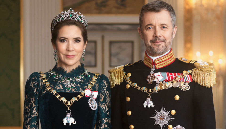 Kong Frederik og dronning Mary ses her på et nyt gallaportrætfoto, Kongehuset netop har frigivet