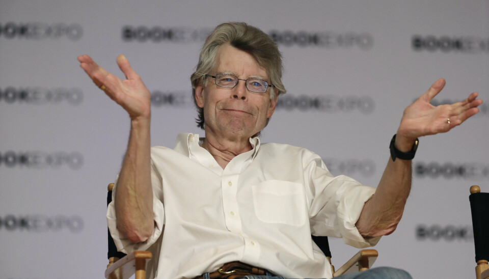 Stephen King er manden bag blandt andre 'Ondskabens Hotel'. Han roser Claes Bang for indsatsen i ny amerikansk serieproduktion.
