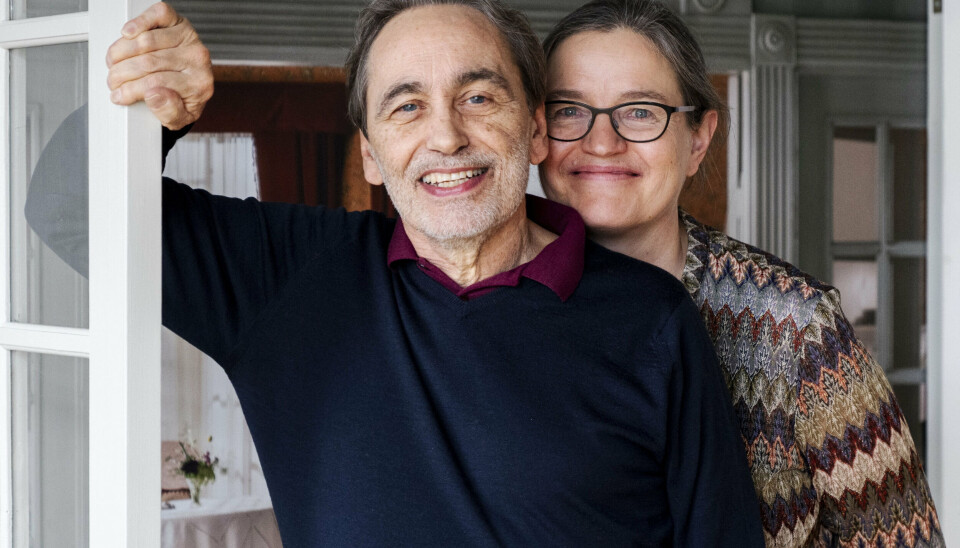 Forfatterparret Stig Thorsboe og Hanna Lundblad ved ikke, hvad der venter dem på den anden side af 'Badehotellet'. (Arkivfoto).