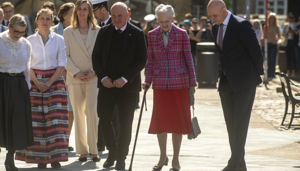 Dronning Margrethe studerer sin 69 meter lange gave sammen med folketingets formand og kulturministeren.