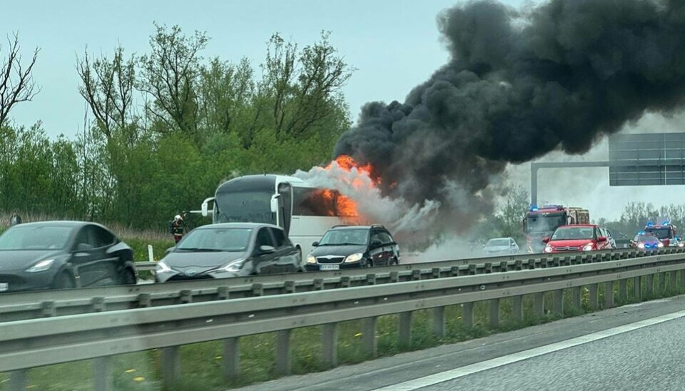 Det er uvist, hvorfor bussen brød i brand.